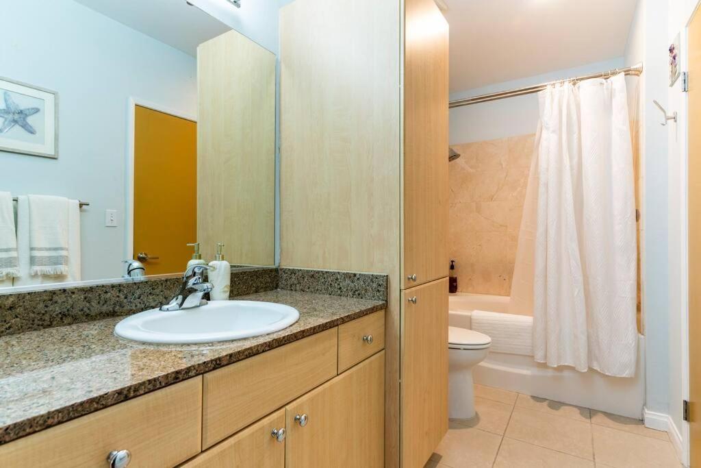 'לונג ביץ A Corner Unit With Ocean Views From Every Room מראה חיצוני תמונה